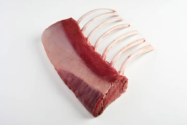 Stuk Rauw Hertenvlees Met Gereinigde Witte Ribben Zittend Wit Oppervlak — Stockfoto