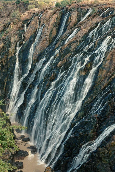 美丽的鲁阿卡纳瀑布位于纳米比亚北部和安哥拉南部的库内纳河畔 是非洲的荒野景观 雨季过后瀑布充满了水 — 图库照片