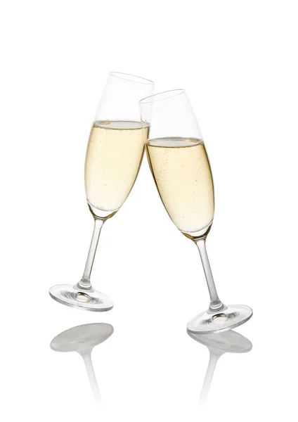 Två Vinglas Med Champagne Isolerad Vit Bakgrund Med Reflektion — Stockfoto