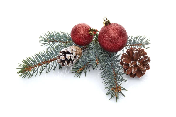 赤い輝くボール コーン モミの枝が反射して白い背景に隔離されたままの生活 新年とクリスマスの飾り — ストック写真