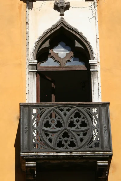 Benátky Balkón Maurským Obloukem Zábradlím Zdobené Fretwork Slunce Okrovou Stěnou — Stock fotografie