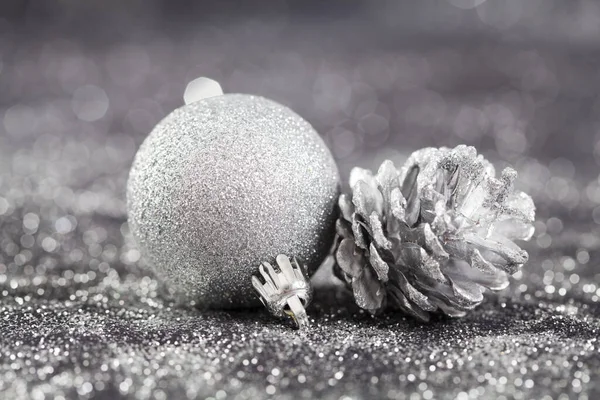 Noel Topları Süslemeleri Ile Gümüş Noel Arka Plan — Stok fotoğraf