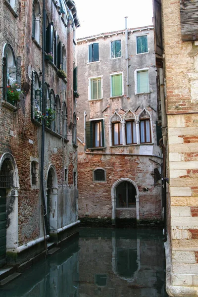 Βενετία Δείτε Ένα Κανάλι Μεταξύ Σπίτια Τούβλου — Φωτογραφία Αρχείου
