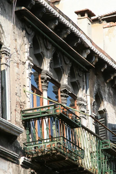 Венеция Балкон Старинного Дворца Окнами Колоннами Столицами — стоковое фото