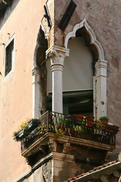 ヴェネツィア 大理石のムーア人のアーチとの角にバルコニー — ストック写真
