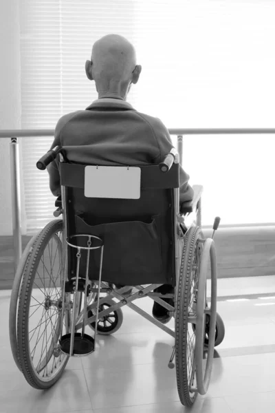 Вид Ззаду Старшого Чоловіка Інвалідному Візку Лікарняному Коридорі — стокове фото