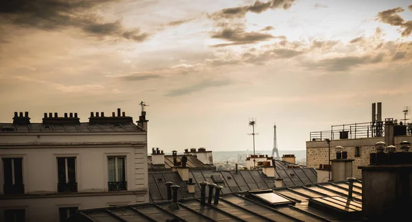 Montmartre Paris Çatılarının Üstündeki Eyfel Kulesi Manzarası — Stok fotoğraf