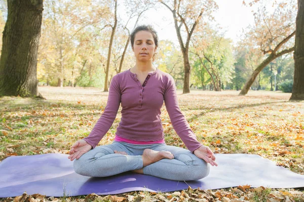 Mujer Meditando Practicando Yoga Lotus Pose Padmasana Meditación Soleado Día — Foto de Stock