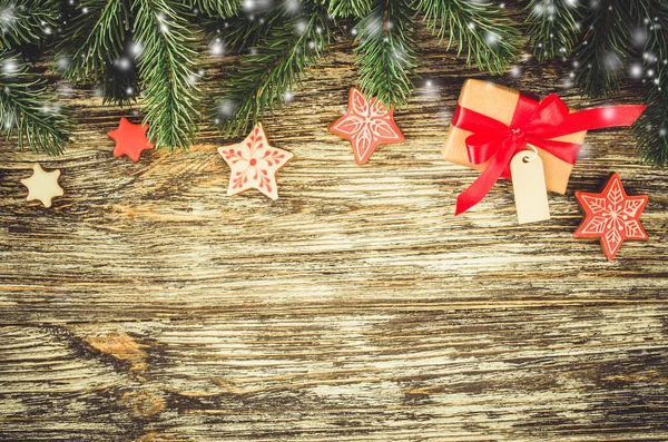 Χριστουγεννιάτικο Ξύλινο Υπόβαθρο Fir Tree Μελόψωμο Και Δώρο Κουτί Χιονισμένη — Φωτογραφία Αρχείου