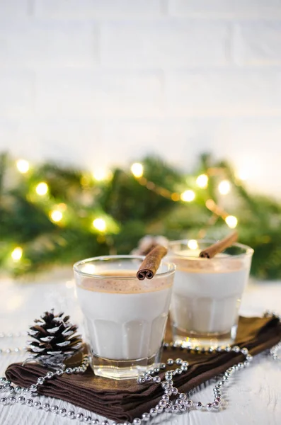 Natale Tradizionale Fatto Casa Eggnog Atmosfera Festiva Rami Abete Con — Foto Stock