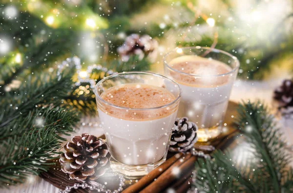 Jul Traditionell Hemlagad Äggtoddy Festlig Atmosfär Fir Grenar Med Julbelysning — Stockfoto