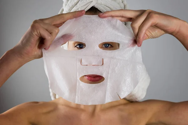 Vackra Kvinnor Som Applicerar Ansiktsmask Med Fuktkräm — Stockfoto