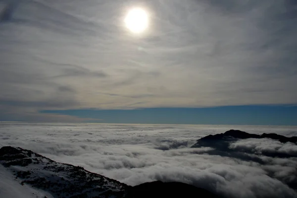 Trekking Montanha Coberta Neve Termina Acima Céu Coberto Nuvens — Fotografia de Stock