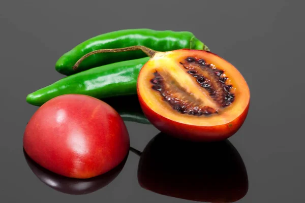 Frische Reife Tomaten Auf Schwarzem Hintergrund — Stockfoto