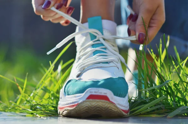 Chica Joven Atando Cordones Zapatos Zapatilla Pie Sobre Hierba Verde — Foto de Stock