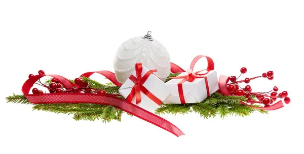 Натюрморт Белым Искрящимся Мячом Красной Лентой Подарочными Коробками Фиолетовыми Ветвями — стоковое фото