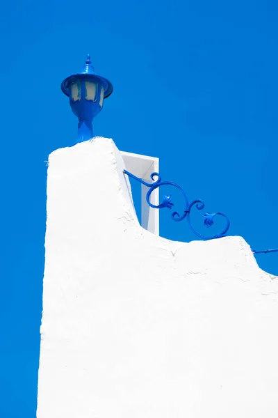 Witte Blauwe Klokkentoren Het Dak Van Een Huis — Stockfoto