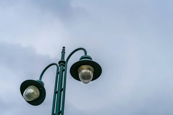 モンテネグロコトル町の古い緑の金属街灯 — ストック写真