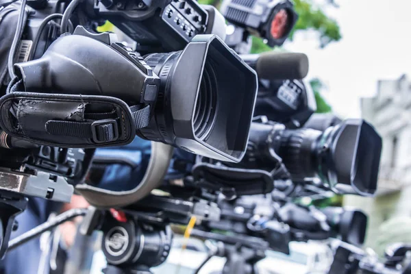 Tripodlardaki Profesyonel Televizyon Kameraları Sokakta Sosyal Etkinlikleri Kaydediyor — Stok fotoğraf