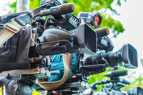 Professionelle Fernsehkameras Auf Stativen Zeichnen Gesellschaftliche Ereignisse Auf Der Straße — Stockfoto