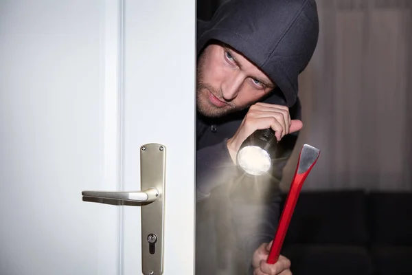 Dieb Mit Taschenlampe Und Brecheisen Pinkelt Von Tür — Stockfoto