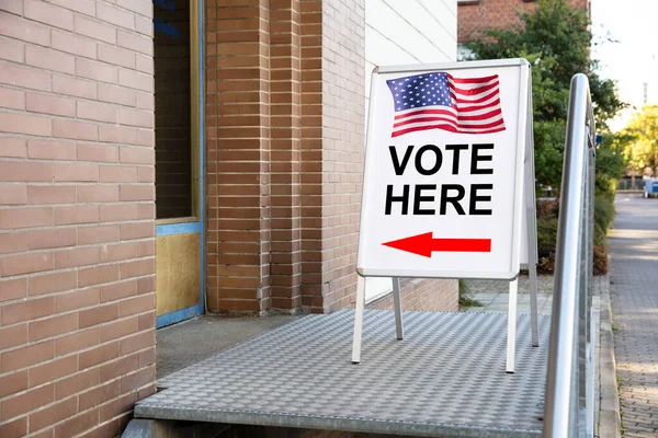 Wahllokal Wählen Hier Zeichen Auf Weißem Brett Der Nähe Des — Stockfoto