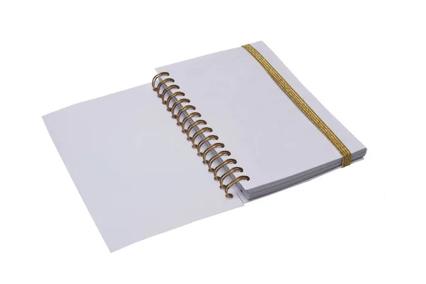 笔记本和笔 空白的笔记本一种空白的笔记本或书籍 有一条金色的带子 在白色的背景上隔开 — 图库照片