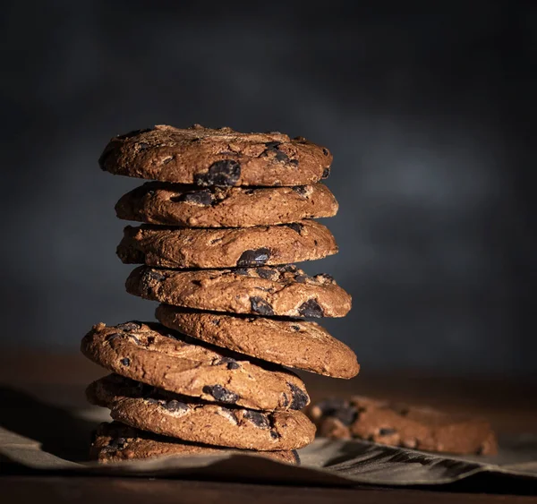 Pila Galletas Chocolate Redondas Papel Marrón Primer Plano — Foto de Stock