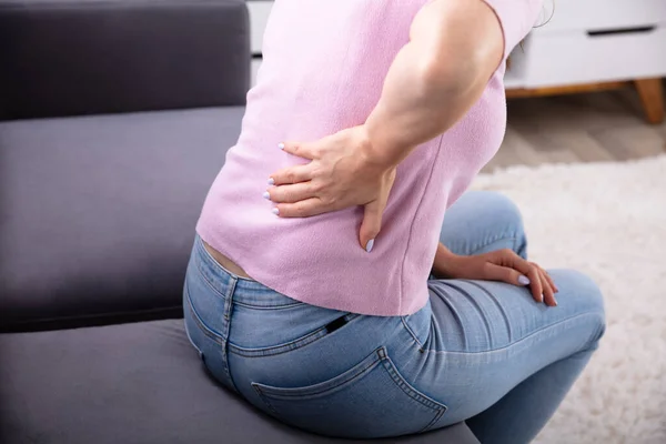 Primer Plano Una Mujer Sentada Sofá Con Dolor Espalda — Foto de Stock