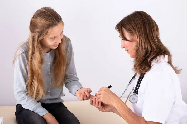 Médecin Féminin Vérifiant Taux Sucre Dans Sang Patiente Souriante Avec — Photo