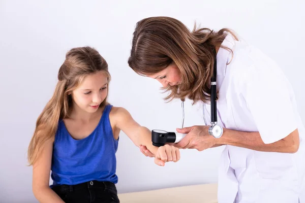 Dokter Perempuan Menguji Kulit Gadis Dengan Dermatoskop Klinik — Stok Foto