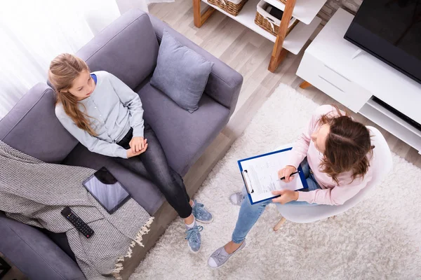 Meisje Zittend Bank Haar Problemen Uit Leggen Aan Vrouwelijke Psychiater — Stockfoto