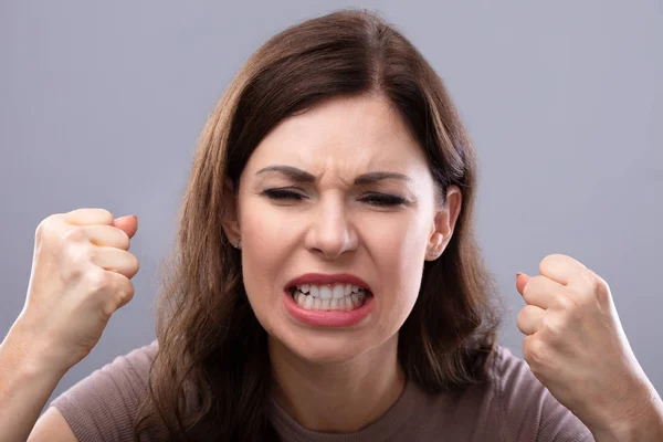 Retrato Uma Mulher Jovem Irritado Clenching Seus Dentes — Fotografia de Stock