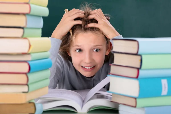 Close Estudante Estressado Olhando Para Pilha Livros — Fotografia de Stock