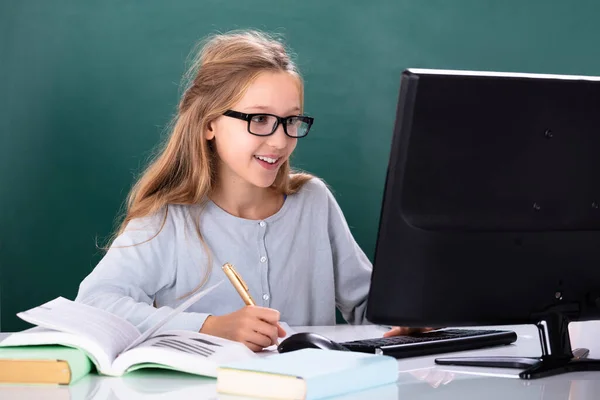 Happy Girl Using Computer While Studying Classroom — Stock Photo, Image