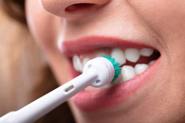 Close Woman Hand Brushing Teeth Electric Toothbrush Dalam Bahasa Inggris — Stok Foto