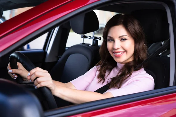 Primo Piano Una Giovane Donna Felice Seduta Dentro Auto — Foto Stock