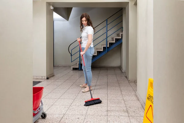 Conserje Joven Limpieza Piso Con Fregona Corredor — Foto de Stock