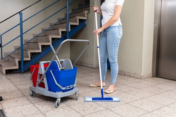 Piso Limpieza Mujer Con Fregona Pasillo Cerca Escalera —  Fotos de Stock