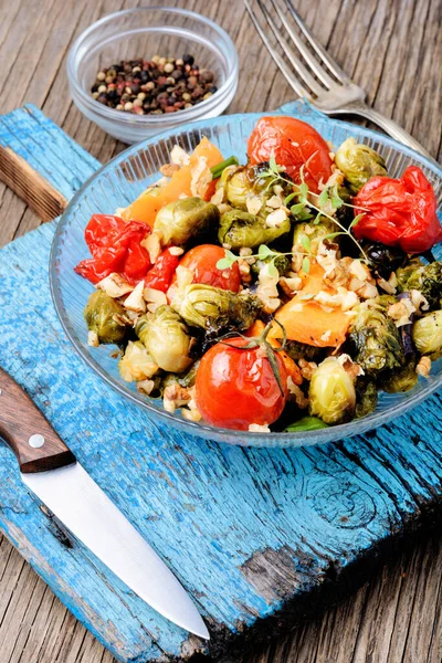 Höstsallad Från Bakade Grönsaker Sallad Från Pumpa Brysselkål Tomater Och — Stockfoto