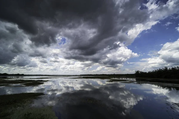 Água Parada Refletir Céu Com Nuvens Cumulus — Fotografia de Stock
