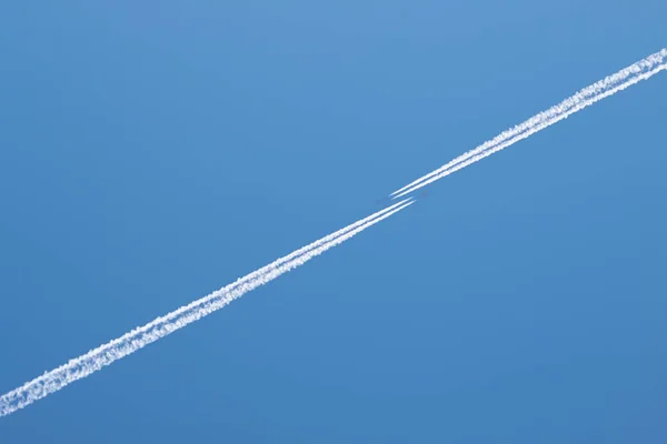 Contrastes Aviões Céu Azul — Fotografia de Stock