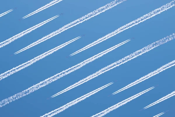 Les Contrastes Des Avions Dans Ciel Bleu — Photo