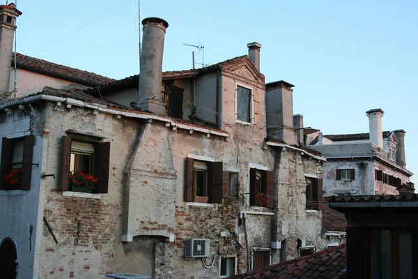 威尼斯 可以看到传统的房子和屋顶 有烟囱类型和窗户 有鲜花 — 图库照片