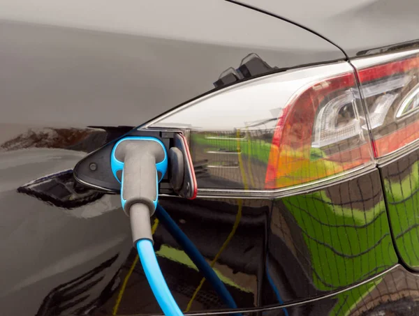 Opladen Van Een Elektrische Auto Met Stekker Kabel — Stockfoto