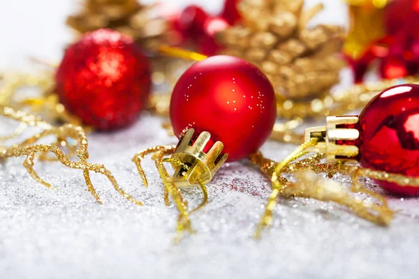 Kırmızı Noel Mücevherleri Beyazda Izole Edilmiş — Stok fotoğraf