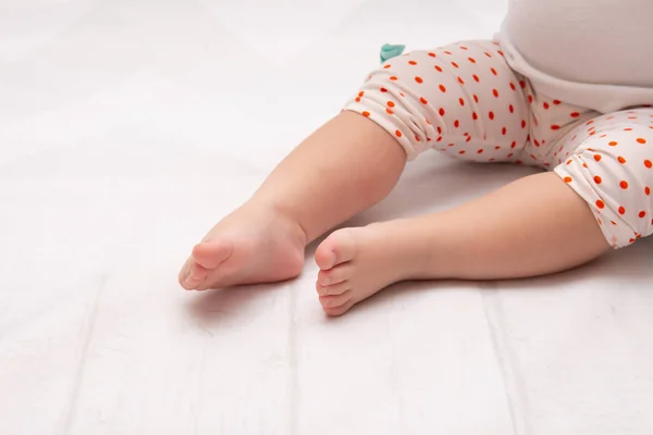 Πόδια Μωρού Στο Πάτωμα Ένα Ελαφρύ Φόντο — Φωτογραφία Αρχείου