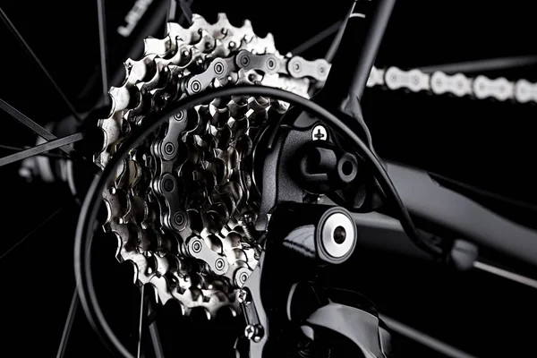 自転車バイク後部 Derailleur カセット チェーン詳細クローズ アップ ショットの黒暗い背景 — ストック写真