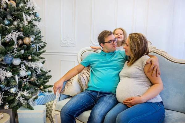 Familjeporträtt Nära Julgranen Gravid Kvinna Rolig Dotter Bakgrunden — Stockfoto