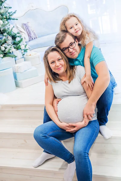 Familjeporträtt Nära Julgranen Folk Som Sitter Trappan Gravid Kvinna — Stockfoto